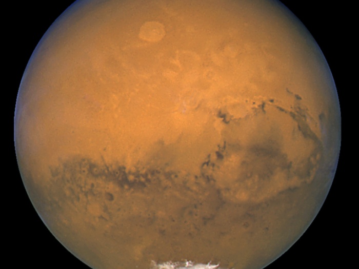 Marte é um planeta avermelhado, coberto por rochas e crateras (grandes buracos). O planeta se move ao redor do Sol em uma órbita elíptica (oval) e leva cer...
