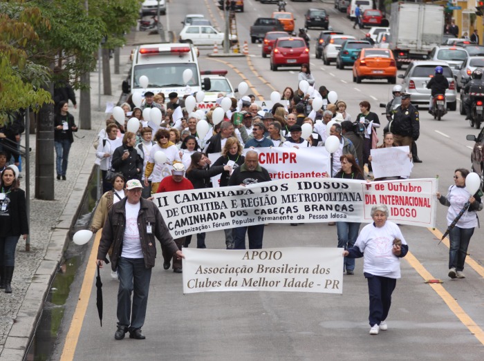 Caminhada em Curitiba (PR) conhecida como "Marcha dos Cabeças Brancas" lembra o dia do idoso nesta quinta-feira (1º) e tem como objetivo chamar a atenção p...