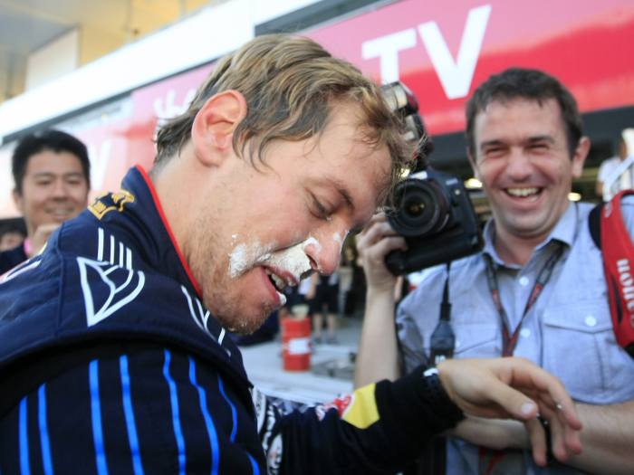 Sebastian Vettel, da equipe Red Bull, comemória vitória no GP do Japão de Fórmula 1; piloto ainda tem chances remotas de ser campeão mundial neste ano