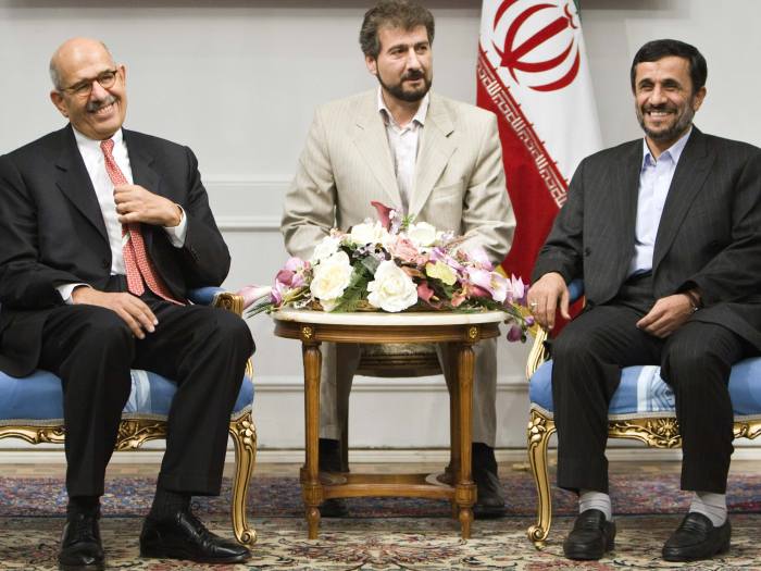 Chefe da Agência Internacional de Energia Atômica, Mohamed ElBaradei (à esq.), encontra o líder iraniano Mahmoud Ahmadinejad (à dir.) para discutir visita ...