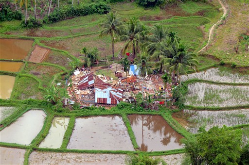 Imagem aérea mostra a destruição de uma casa causada por um terremoto de 7,6 graus na escala Richter, em Pariaman, na Indonésia