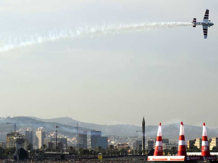 O piloto britânico Paul Bonhomme realiza manobra com sua aeronave durante a prova do circuito Red Bull Air Race, uma competição de corrida de aviões