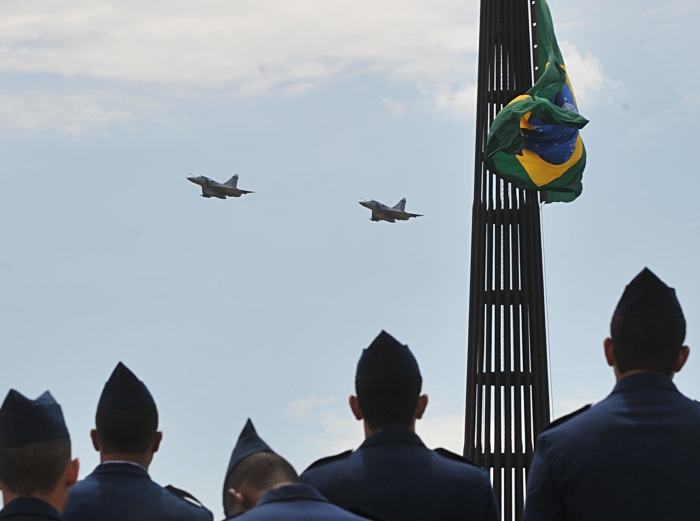 Comando da Aeronáutica coordena solenidade de troca da Bandeira na Praça dos Três Poderes, em Brasília