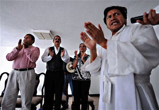 Presidente deposto de Honduras Manuel Zelaya (de preto e branco) participa de missa na Embaixada do Brasil em Tegucigalpa, onde ele está abrigado desde o ú...