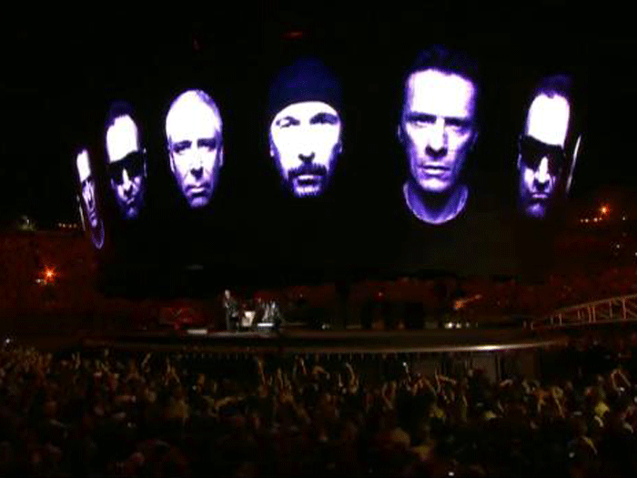 Vista geral do palco da banda U2 no Pasadena Rose Bowl, na Califórnia (EUA). O concerto foi transmitido ao vivo na madrugada desta segunda (26) pelo site Y...