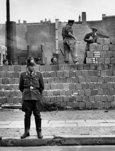 O muro de Berlim começou a ser construído na madrugada de 13 de agosto de 1961 pela Alemanha Oriental comunista. Por quase três décadas o muro foi o maior ...