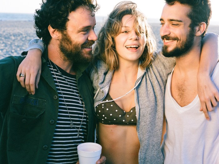 Formada pelo ex-Los Hermanos Rodrigo Amarante, o baterista do The Strokes, Fabrizio Moretti e sua namorada Binki Shapiro, o Little Joy foi o resultado de u...
