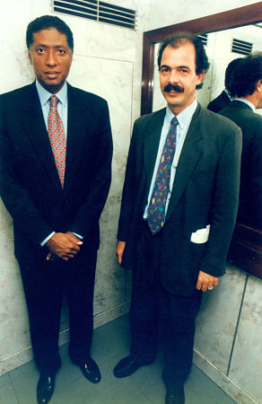 Celso Pitta, candidato à Prefeitura de São Paulo em 1996, se encontra com Aloízio Mercadante - candidato à vice pela chapa do PT - no elevador. Eles foram ...