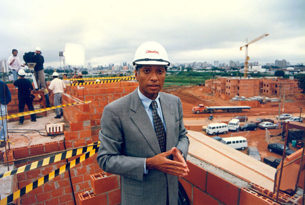Em 1996, o candidato à Prefeitura de São Paulo visita o conjunto habitacional Cingapura na Bela Vista