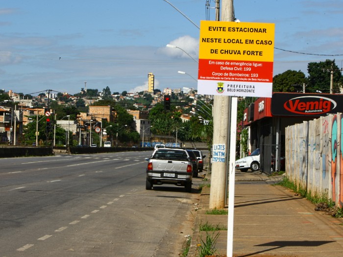 Prefeitura instala placas para elertar sobre &aacute;reas sujeitas a inunda&ccedil;&otilde;es.