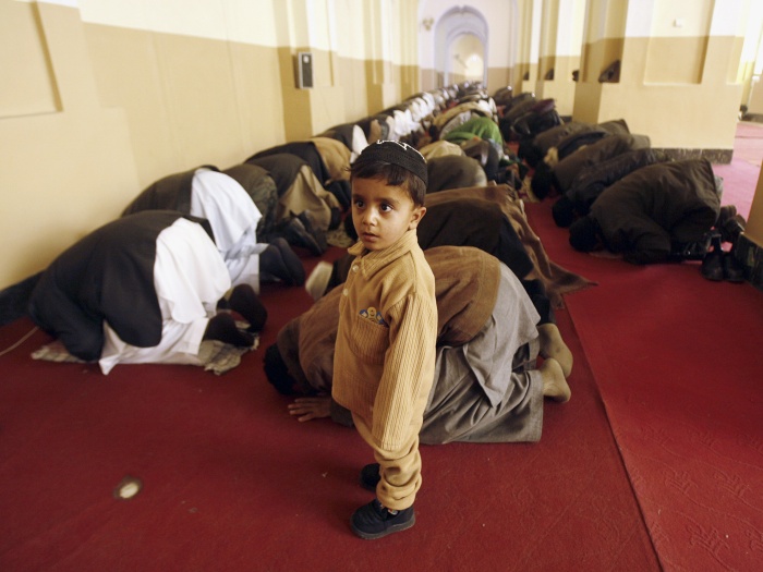 Homens afegãos rezam em Cabul, capital do Afeganistão, em comemoração ao Eid al-Adha, ritual que marca o fim da peregrinação anual dos muçulmanos