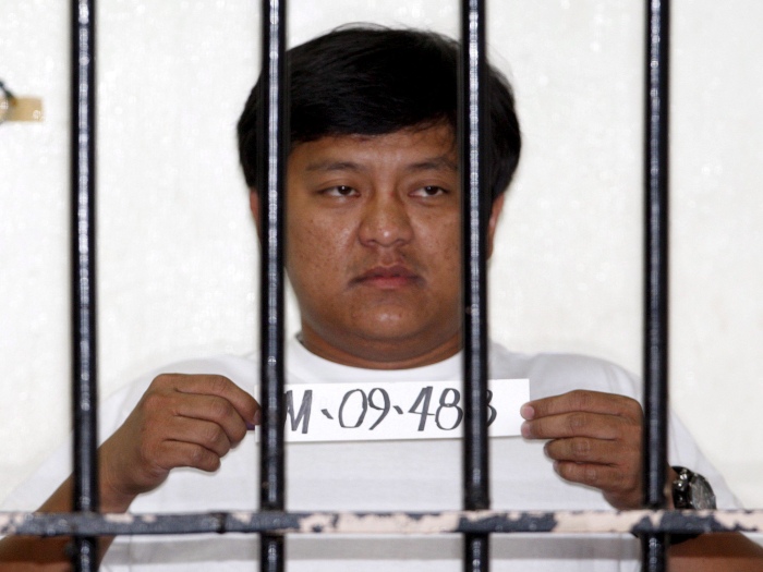 O principal suspeito do assassinato de 57 pessoas, Andal Ampatuan Datu Jr, tira foto para registro policial no Departamento Nacional de Investigação em Man...