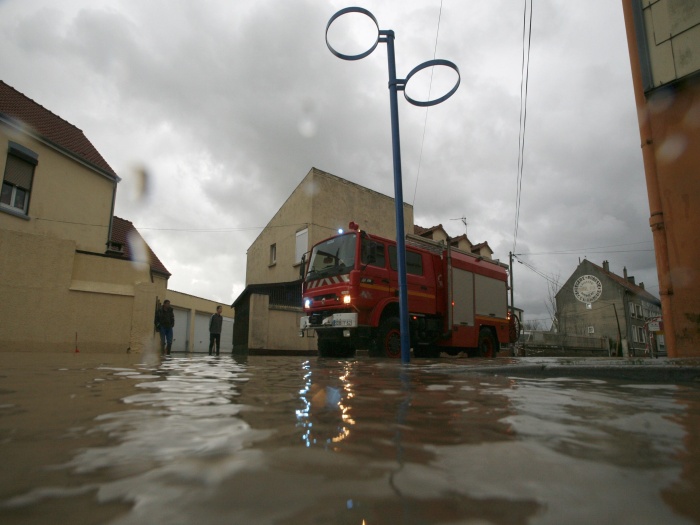 Bombeiros passam por rua alagada no norte da cidade francesa de Saint Etienne au Mont; o rio Liane transbordou nessa sexta-feira(27), após dias de chuvas a...