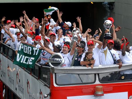 Torcedores recebem LDU ap&oacute;s t&iacute;tulo da Sul- Americana - Futebol - R7