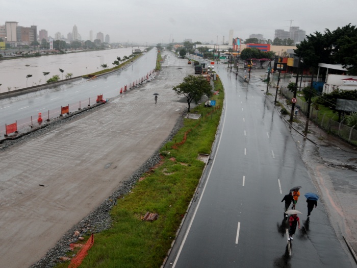 Chuva Faz Rio Tietê Transbordar E Trava Trânsito Foto 20 São Paulo R7 8556