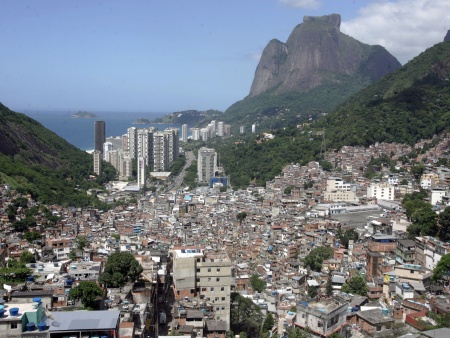 Os cem mil habitantes da Rocinha devem ter 70 cl nicas at 2012