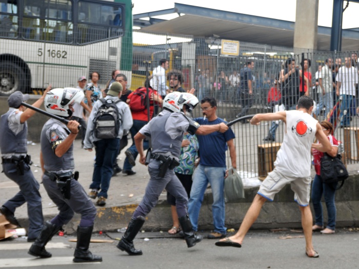 Policial atinge manifestante com cassetete, em protesto contra o aumento da passagem nesta quinta-feira (7)