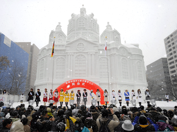 Cerimônia de inauguração do Festival de Neve de Sapporo, no Japão. Na foto, a escultura de neve é uma réplica da igreja alemã de Nossa Senhora de Dresden