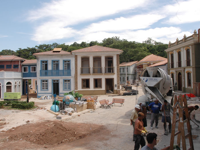 Em Pedra de Guaratiba, zona oeste do Rio, está sendo construída a cidade cenográfica da novela Ribeirão do Tempo, que estreia em abril na Record. As obras ...