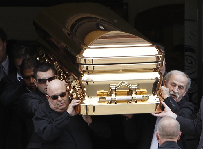 mafioso australiano carl williams é enterrado em caixao de ouro em melbourne
