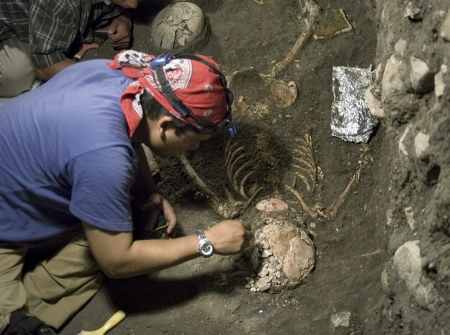 Arque&oacute;logos descobrem uma das mais antigas tumbas de regi&atilde;o ...