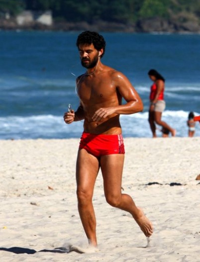 O ator Carmo Dalla Vecchia resolveu correr pelas areias da praia de Ipanema