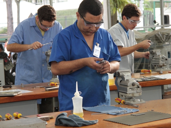 http://i2.r7.com/senai-aula-2-daia-oliver-700x525.jpg