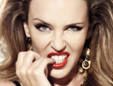 Reprodução Kylie Minogue faz caretas em ensaio e diz que Lady Gaga é um "meteoro"