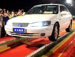 Reprodução/ Orange News Chinês bate recorde ao andar com carro sobre fileiras de garrafas