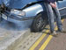 Getty Images Motorista bate o carro enquanto tentava tirar sapatos