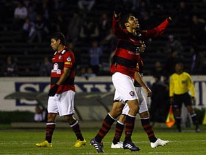 Roberto Vinícius/Gazeta Press Vitória sai na frente, mas permite empate do Grêmio no Sul