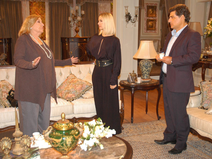 Arminda (Bianca Rinaldi) e Bruno (Giuseppe Oristânio) conversam com Eleonora Durrel (Jacqueline Laurence). Eles a convecem a incentivar as artes na cidade ...