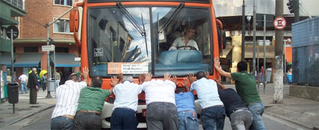 SP: passageiros e pedestres empurram ônibus