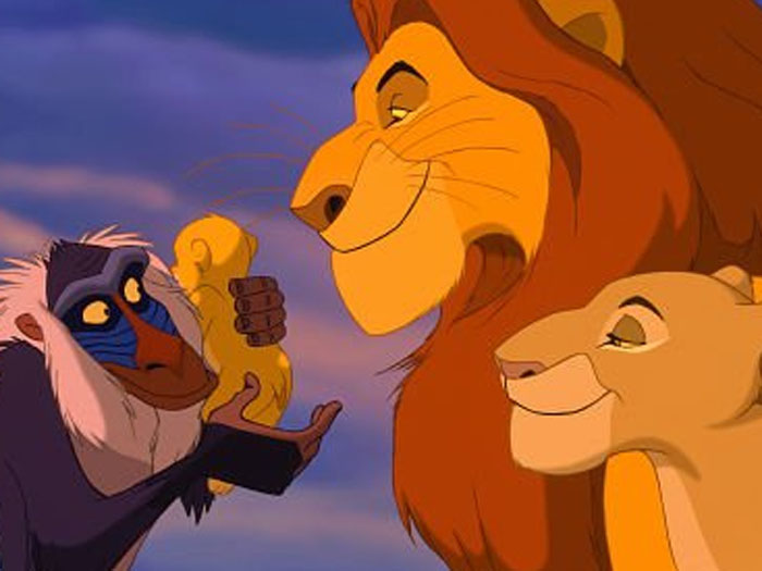 Divulgação/Walt Disney Pictures Mufasa e Sarabi batizam o filho Simba, o protagonista do desenho da Disney O Rei Leão