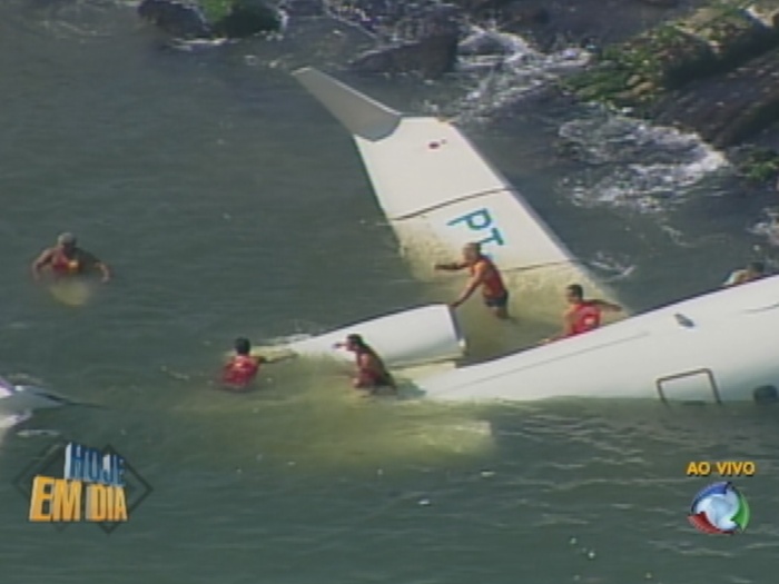 http://i1.r7.com/data/files/2C92/94A3/2A64/D432/012A/6678/040C/700D/bombeiros-resgate-g-20100812.jpg