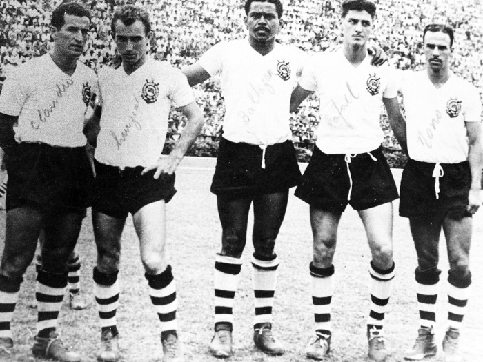 Em 1954, o Corinthians conquistou, em cima do arquirrival Palmeiras, o Campeonato Paulista. Era o 400º aniversário da cidade de São Paulo, e o time que tin...