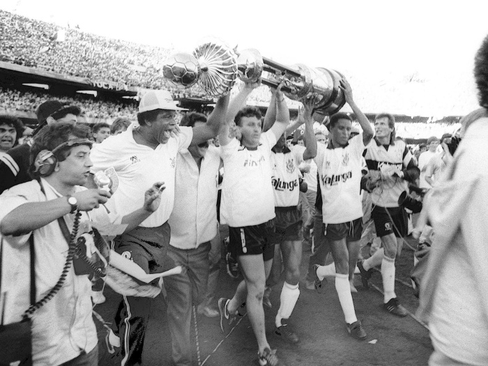 Neto comanda a festa corintiana em 1990. Foi o primeiro título nacional da história do clube. Em pleno Morumbi, o Timão foi campeão brasileiro em cima do r...