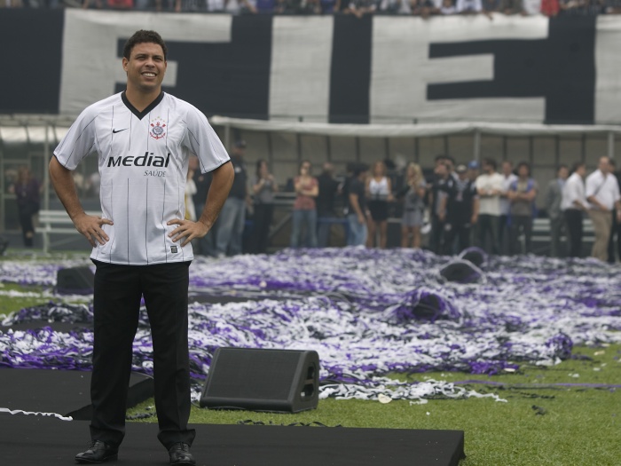 No final de 2008, o Corinthians surpreendeu o Brasil e o mundo ao anunciar a contratação de Ronaldo, o maior artilheiro da história das Copas do Mundo. Mom...