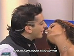 Larissa Riquelme 'rouba' ao vivo beijo de apresentador de TV