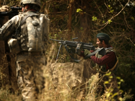 SOldado americano e afegão