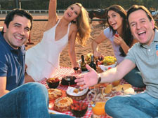 Turma do Hoje em Dia relaxa com pães, frutas e vinho em piquenique