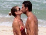 Mario Frias curte praia com a mulher