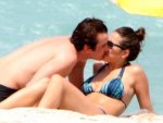 Caio Junqueira e Giselle Itié trocam carinhos na praia
