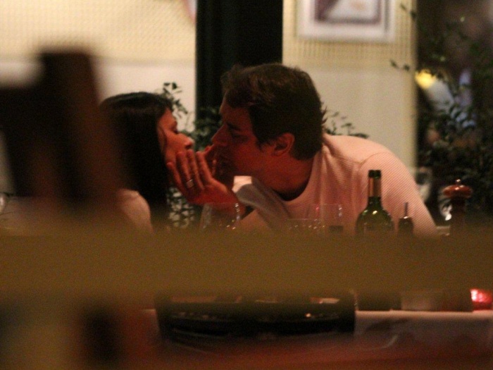 Marcello Antony troca carinhos com morena no Rio de Janeiro ...