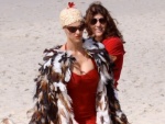 Fernanda Lima grava vestida de galinha em praia do Rio