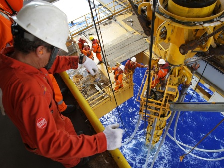 (MARCOS DE PAULA - 11/03/2010/AE) http://i2.r7.com/petrobras-plataforma-agenciaestado-450x338.jpg