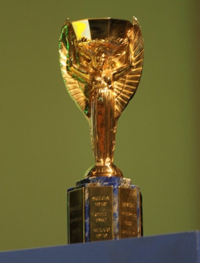 A réplica taça Jules Rimet também foi mostrada para homenagear campeões da Copa do Mundo de 1970; leia mais