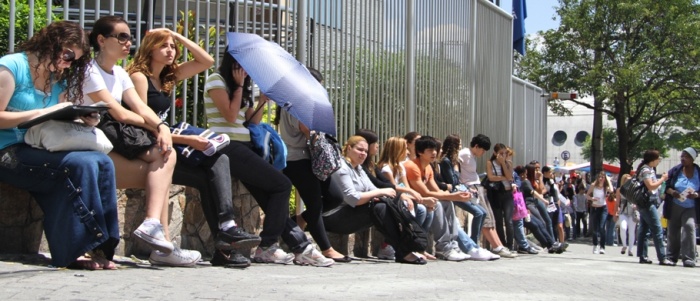 http://i1.r7.com/data/files/2C92/94A3/2CD3/508D/012C/E1CF/C477/500D/enem-fila-alunos-700x300.jpg
