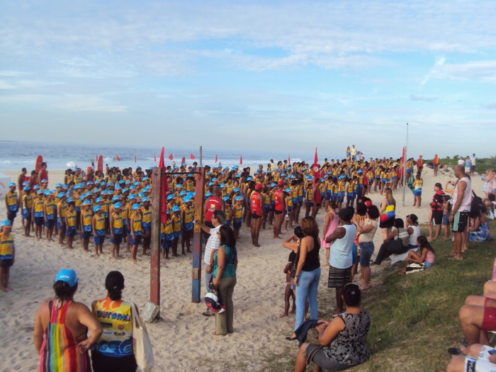 Cerca de 800 adolescentes reunidos no Projeto Botinho na praia da Barra
