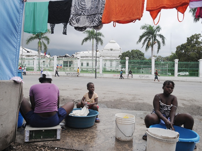 mulherres palacio haiti roupa